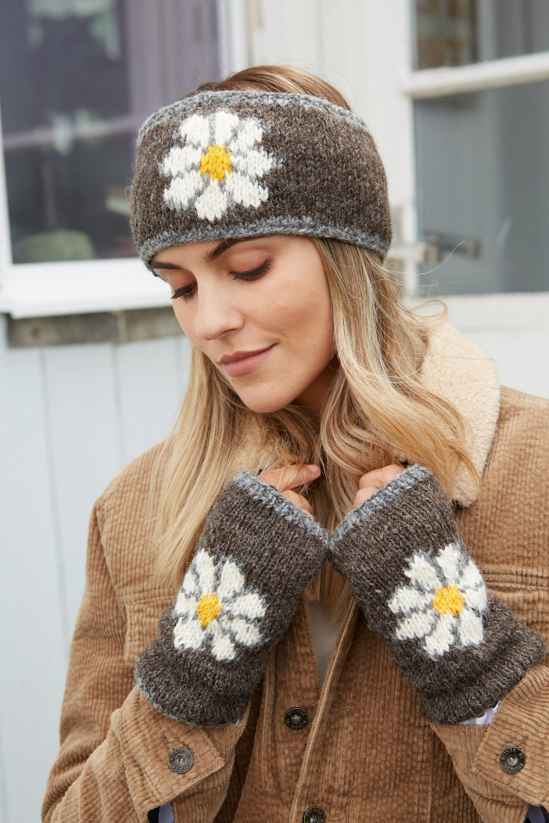 Daisy Handwarmer - Bark